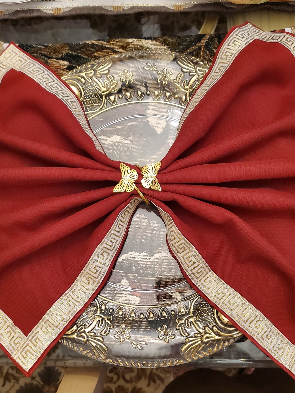 6 Pieces Red Decorative Table Napkin with Gold Trim and Butterfly Clip